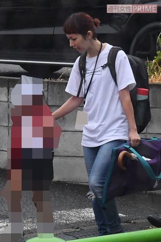 瑛太の後ろから、子ども2人と手をつないで帰るカエラ