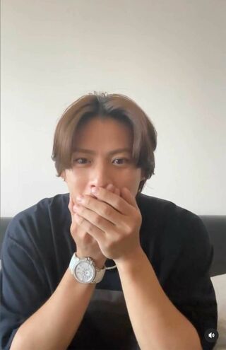 8月14日の生配信で、現在の定価が1000万円を超えるという超高級時計を着用した平野紫耀。腕元でダイヤが輝いていた（本人のインスタグラムより）