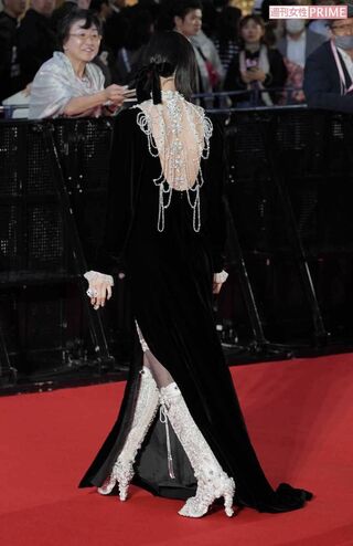 東京国際映画祭のオープニングイベントに登場した橋本愛。背面にも美しい装飾が