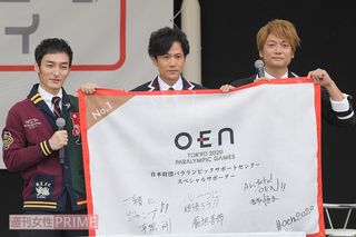 応援フラッグに全国の人たちの寄せ書きを集める活動が、この日、この場所からスタート。応援メッセージを書き込んだ3人。ここから日本各地へと回っていく　撮影／渡邊智裕