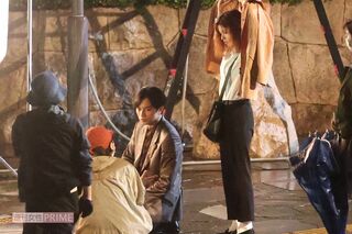 悪天候のなかでの撮影でも真剣な表情でスタッフと話す中島健人と小芝風花