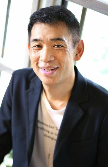 杉浦貴之さん●1971年生まれ。主にがん体験者の思いを綴るマガジン『メッセンジャー』編集長、シンガー・ソングライター。1999年、28歳のときに腎臓の希少がんに罹患。がんサバイバーホノルルマラソンツアー主宰。