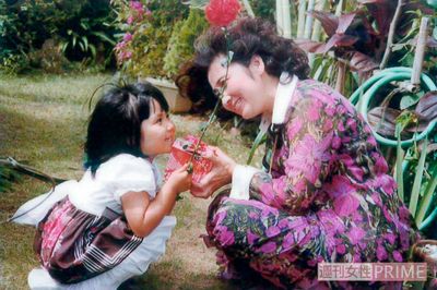 幼いころからこうと決めたら突き進む性格。やっと授かった娘に両親は深い愛情を注いだ