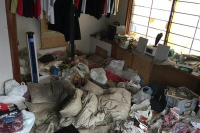 平均年齢は61歳「女性の孤独死」が増加、ペット同士での共食いに尿入りのペットボトル、発見されずに数か月…