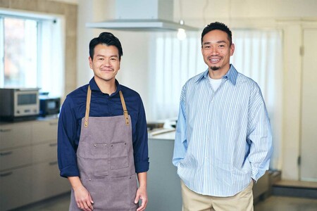 右が長友佑都で、左が加藤シェフ。撮影/鈴木泰介