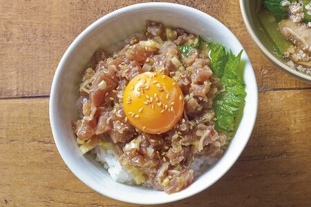 かつおユッケ丼　撮影／中野博安