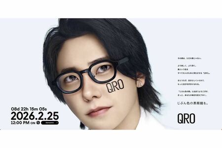 Mrs.GREENAPPLEの3人が合成されていると話題、黒眼鏡専門デザインレーベル『QRO』のモデル男性（公式サイトより）