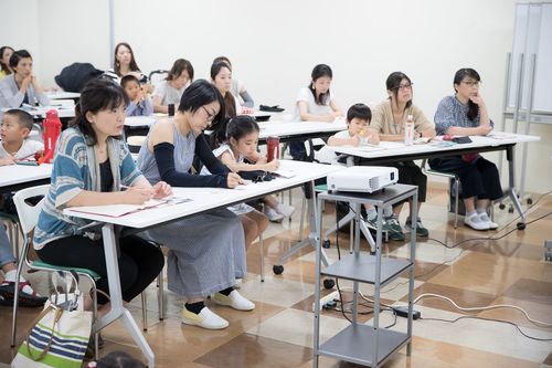 防災ママカフェ（R）に参加するママと子どもたち　