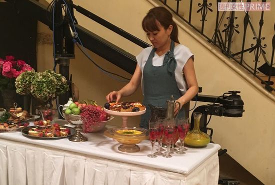 料理を盛りつけるはらゆうこさん。その表情は真剣そのもの