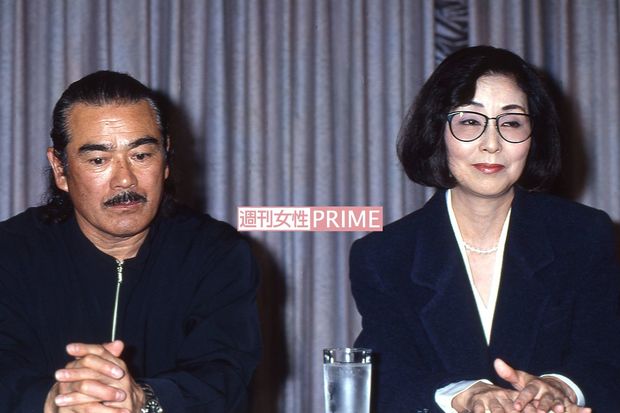 '94年2月にふたりそろって離婚会見を開いた