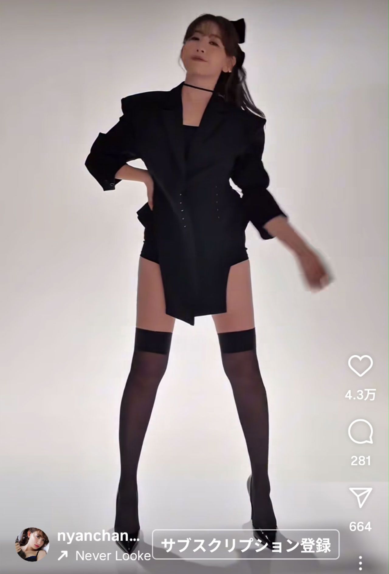 雑誌の表紙撮影で美脚を披露した小嶋陽菜（本人のインスタグラムより）