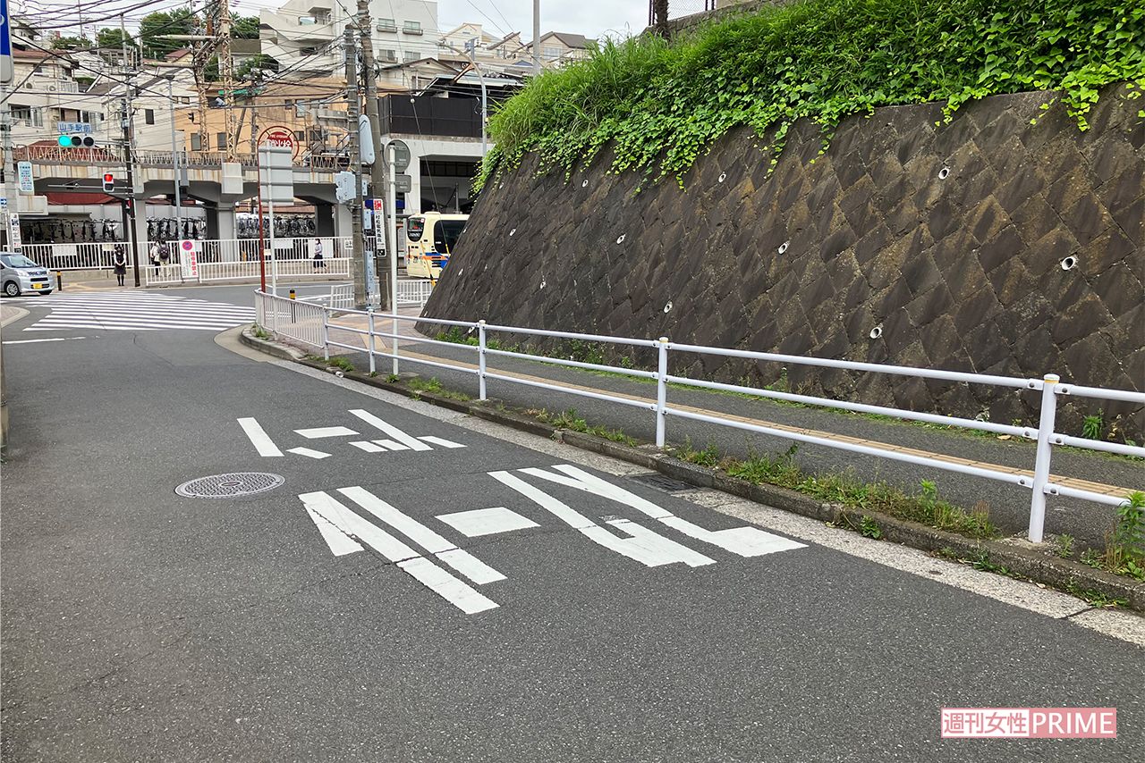 高橋伯明容疑者が逮捕された現場は、多くの学生が通る閑静な住宅街の路上だった