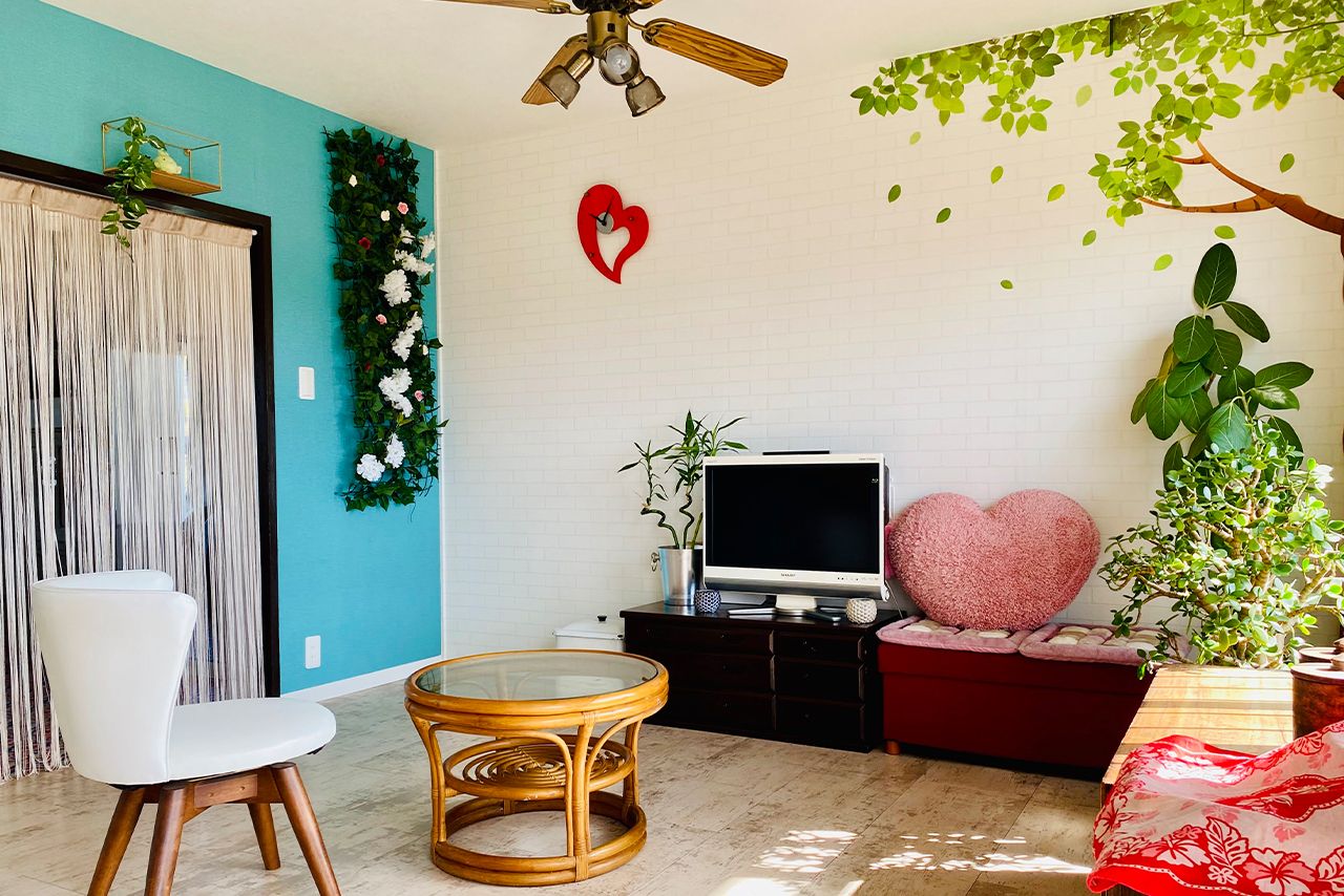 ソファもラグも置かず、広々とした空間に。掃除もしやすく快適