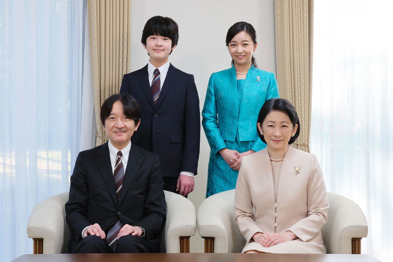 2022年1月に公開された秋篠宮ご一家の新年写真。前年の10月末に姉の眞子さまが小室圭さんと結婚され、皇室を離脱されたため4人での撮影に。2月中旬には注目を集めていた悠仁さまのご進学先が『筑波大学附属高等学校』に決定したことが発表された。