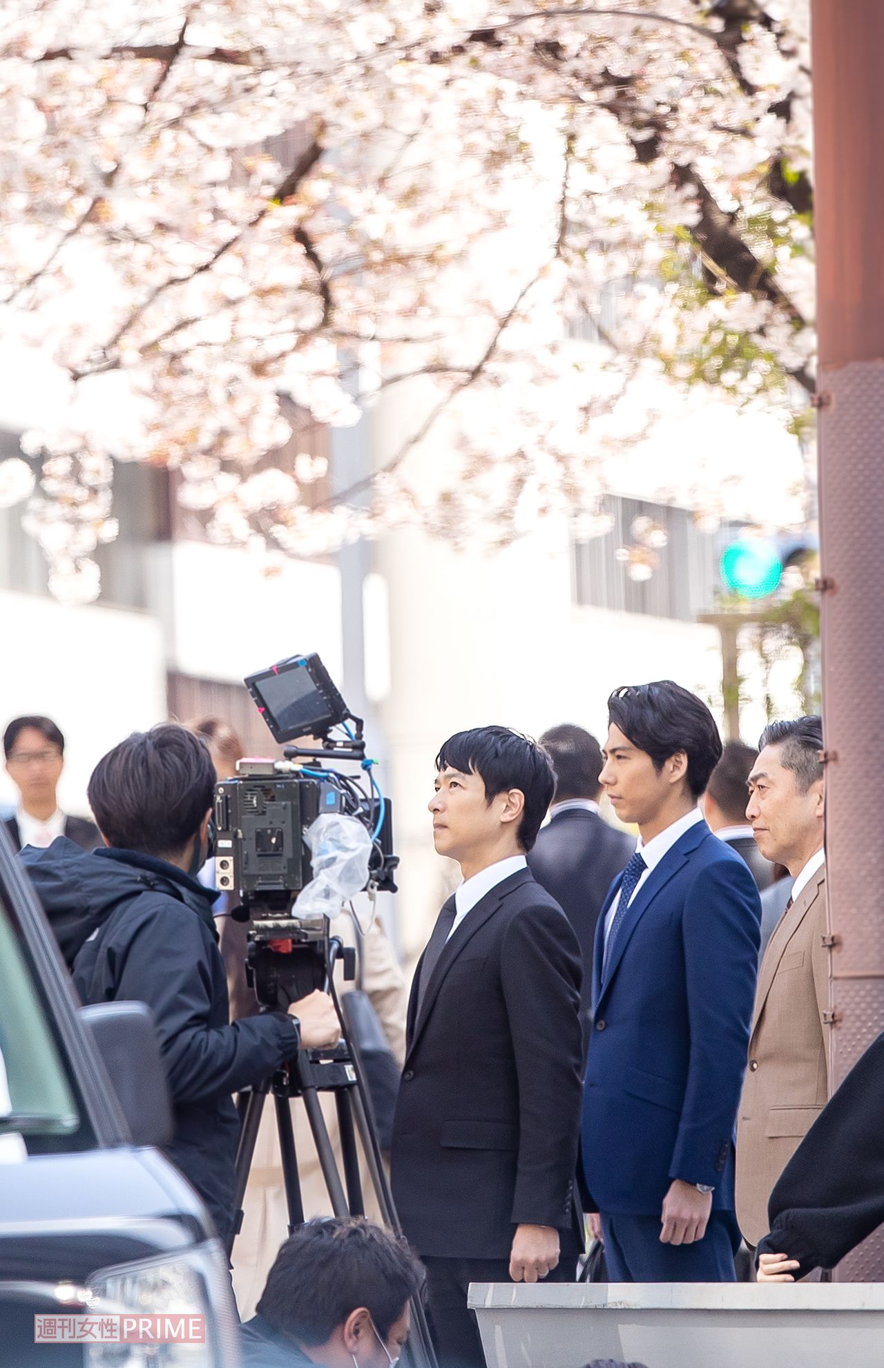 '20年、4月『半沢直樹』のロケに臨む堺雅人と賀来賢人