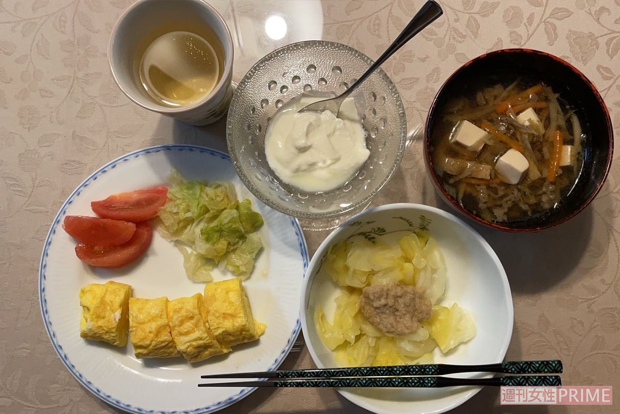 《ある日の朝食メニュー》卵焼き、トマト、レタス、湯通しキャベツ＋酢玉ねぎ（ペースト）、みそ汁、ヨーグルト、緑茶