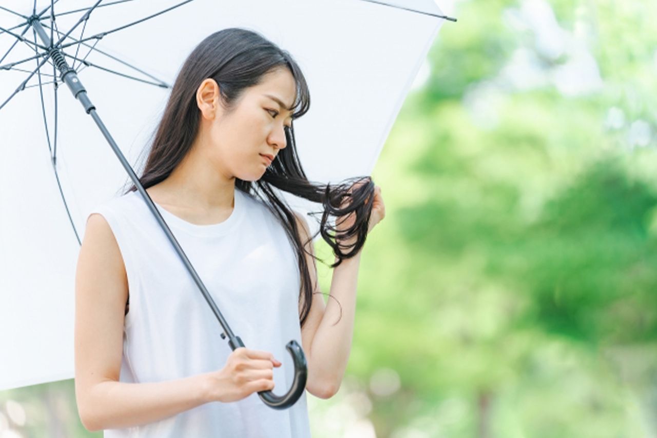 梅雨のスタイリングは苦戦しがち（写真はイメージです）