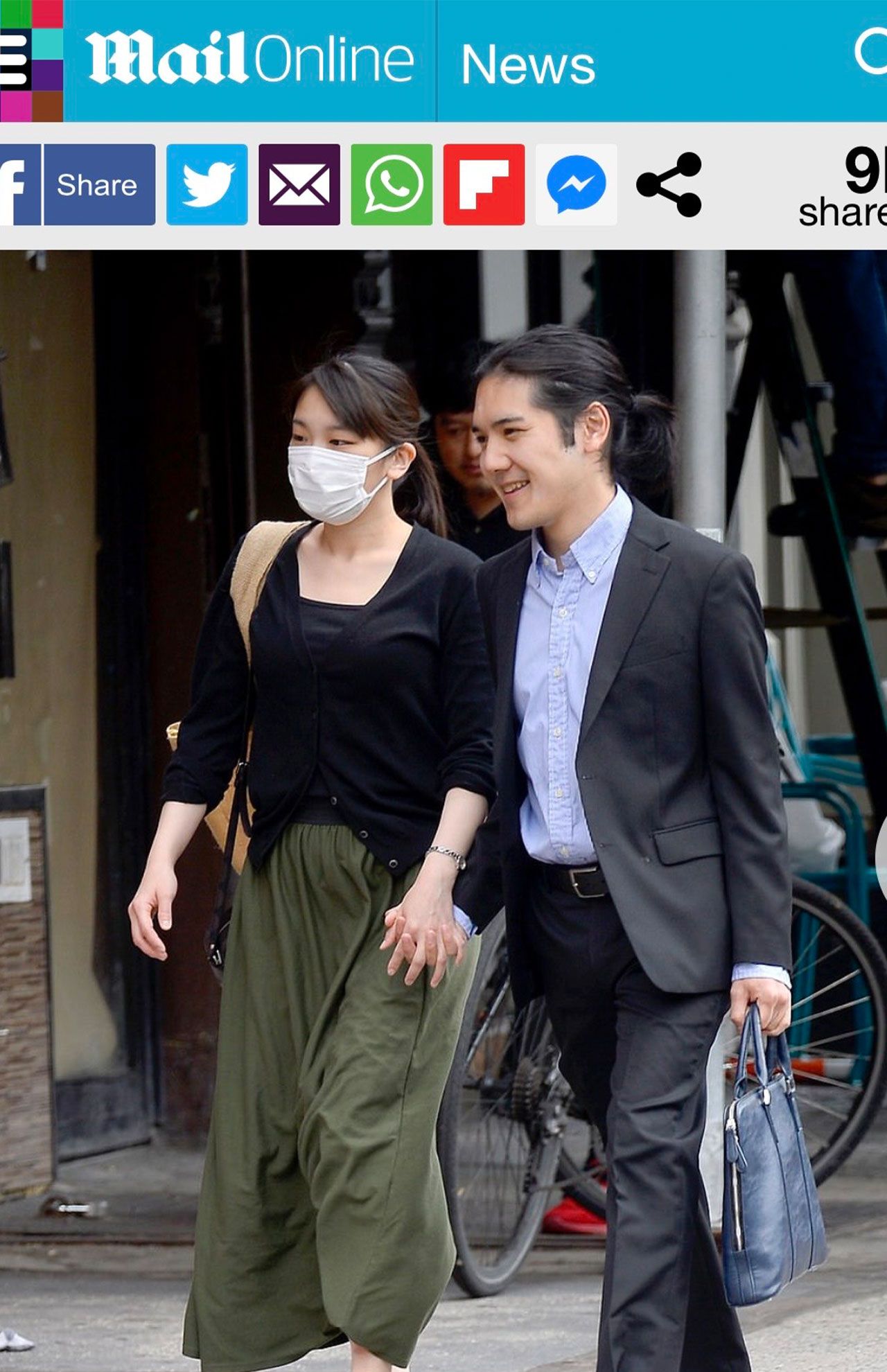 6月下旬に英紙『デイリー・メール』が配信した小室さん夫妻の記事。かたく手をつないでいる