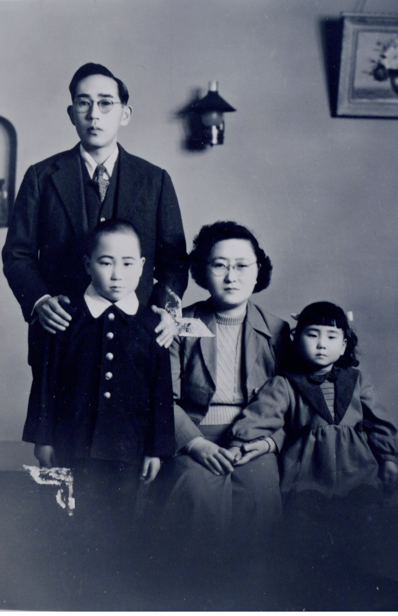 江戸時代から続く医師の家に生まれた。