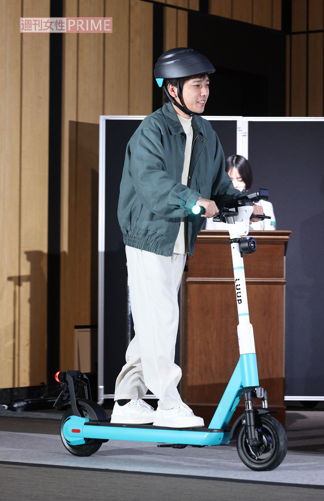 2024年10月、『LUUP』新CM発表会にて電動キックボードを試乗する二宮和也
