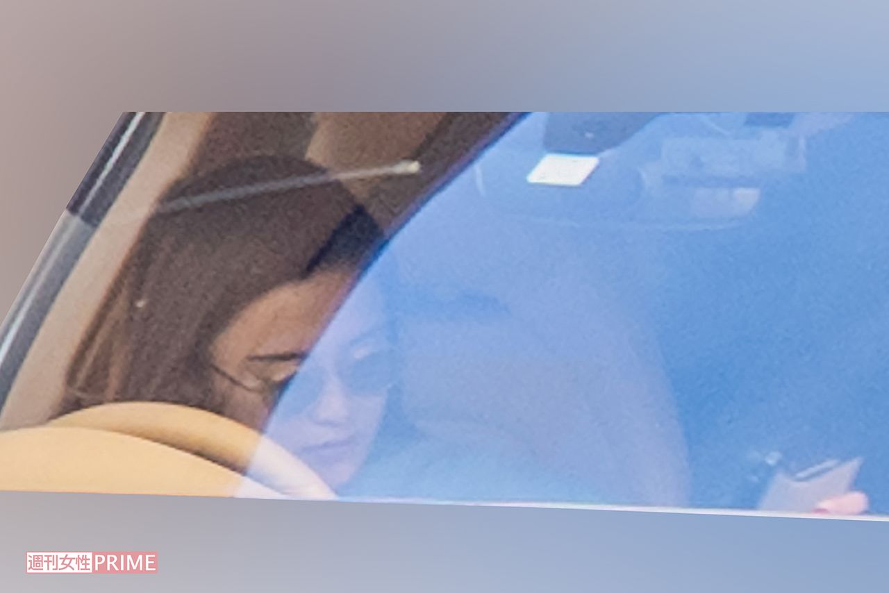 白いサングラスをかけて颯爽と現れた小島瑠璃子