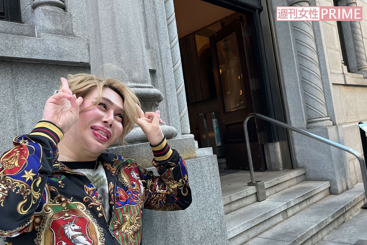 銀座で撮影中にピースするアレン