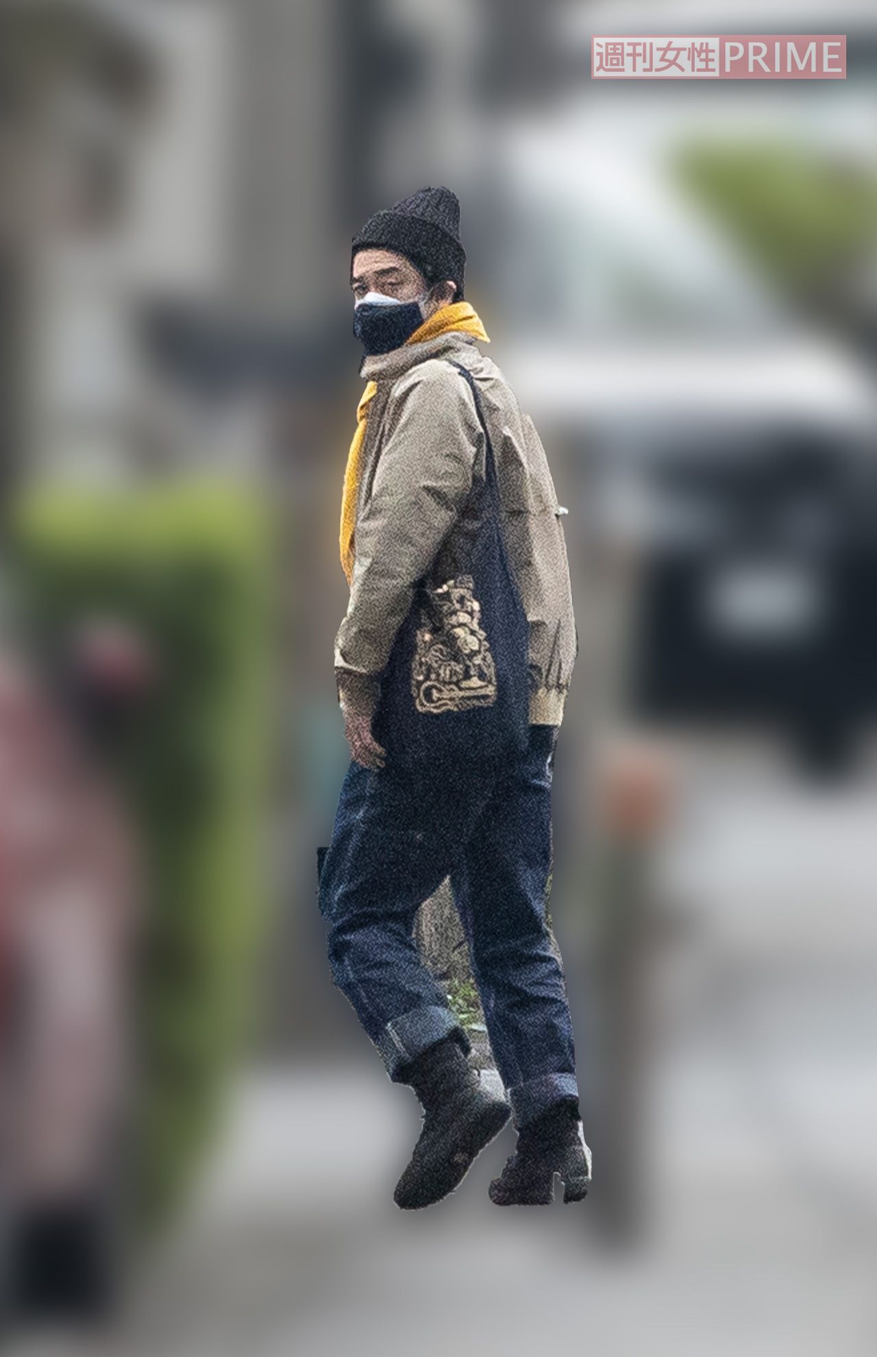 2022年4月、自宅マンションから外出する榊英雄監督。俳優でもあるだけにスタイリッシュだ