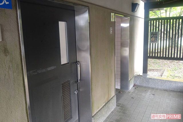 《京都南丹市事件》安達優希容疑者逮捕後、警察がくまなく調べた『るり渓』公衆トイレ。誰でもトイレと女性用の入り口