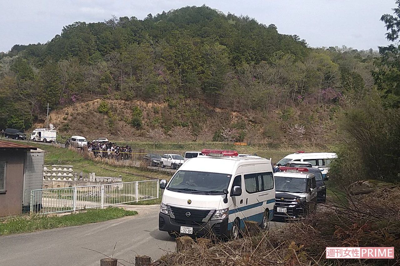 《京都小6男児行方不明事件》規制された遺体発見現場へと繋がる道。鑑識の姿も見える