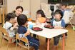 ご飯の時間。キッズパラダイスでは昼と夜に希望者に給食が出る。キッズパラダイス http://www.kids-p.net