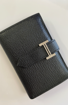 占星術や風水に造詣が深い三浦さん。自身の運勢のバイオリズムを考慮して、5年ごとに財布を替える。3年前「小さな財布が吉」という夢を見た翌日に、二つ折りの財布を購入