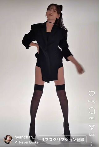 雑誌の表紙撮影で美脚を披露した小嶋陽菜（本人のインスタグラムより）