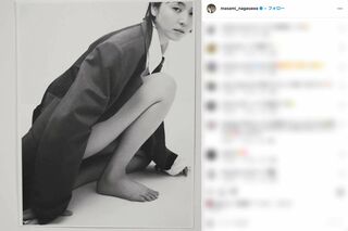 コメントもなく、上半身スーツ、下半身は何も履いていないように見えるモノクロの写真をアップした長澤まさみ（本人のインスタグラムより）