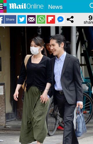 6月下旬に英紙『デイリー・メール』が配信した小室さん夫妻の記事。かたく手をつないでいる