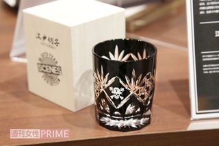 30周年にちなみ、ストアエリアでは江戸切子から湖池屋プライドポテトまで30のブランドや企業とコラボした限定グッズが発売　撮影／近藤陽介