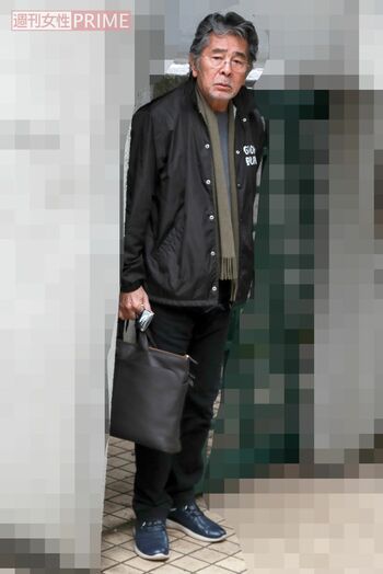 12月上旬、自宅から出てきたMEGUMIの義父・古谷一行
