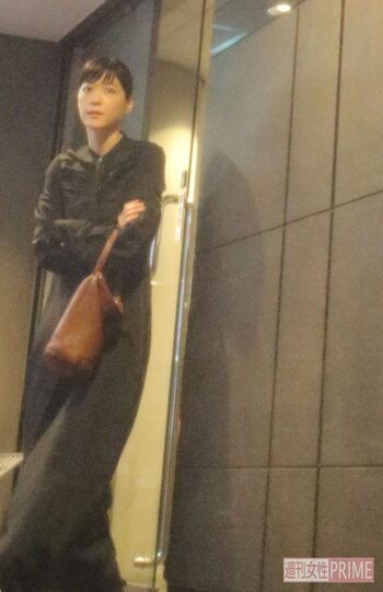 黒のワンピースが似合う上野樹里