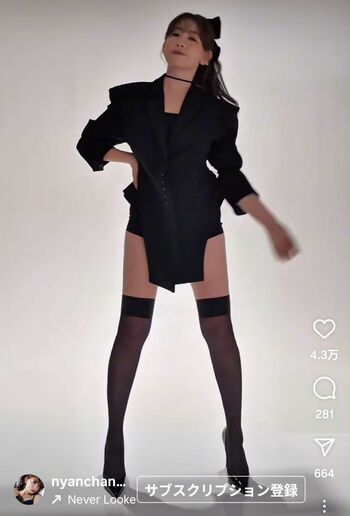 雑誌の表紙撮影で美脚を披露した小嶋陽菜（本人のインスタグラムより）