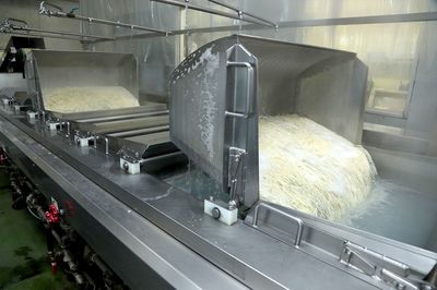 『笠間ソフトメン橋本屋』の工場に潜入(2)　一気にゆで上げた麺は、即冷水で締め、個装される。「品質は機械と従業員のダブルチェックです」