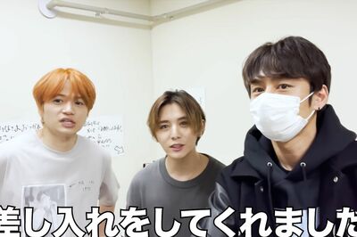 『ジャにのちゃんねる』で二宮からの差し入れを紹介するメンバー（YouTubeより）