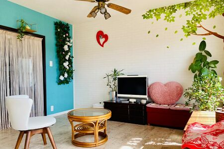 ソファもラグも置かず、広々とした空間に。掃除もしやすく快適