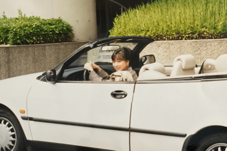 20代のころ。自動車を運転するのが好きで、スウェーデンのメーカーであるサーブやボルボがお気に入りだった