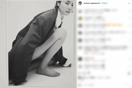 コメントもなく、上半身スーツ、下半身は何も履いていないように見えるモノクロの写真をアップした長澤まさみ（本人のインスタグラムより）