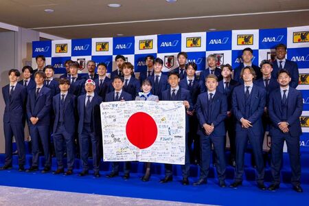 ANAによるサッカー日本代表のお見送りセレモニー。長友は前列左から４番目（サッカー日本代表公式Xより）
