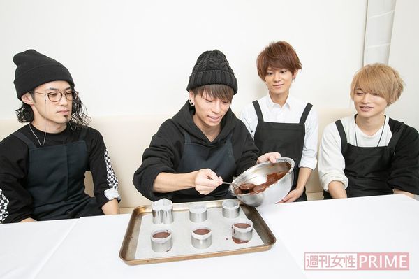 生地がふくらむので、型の2/3くらいまで入れれば大丈夫