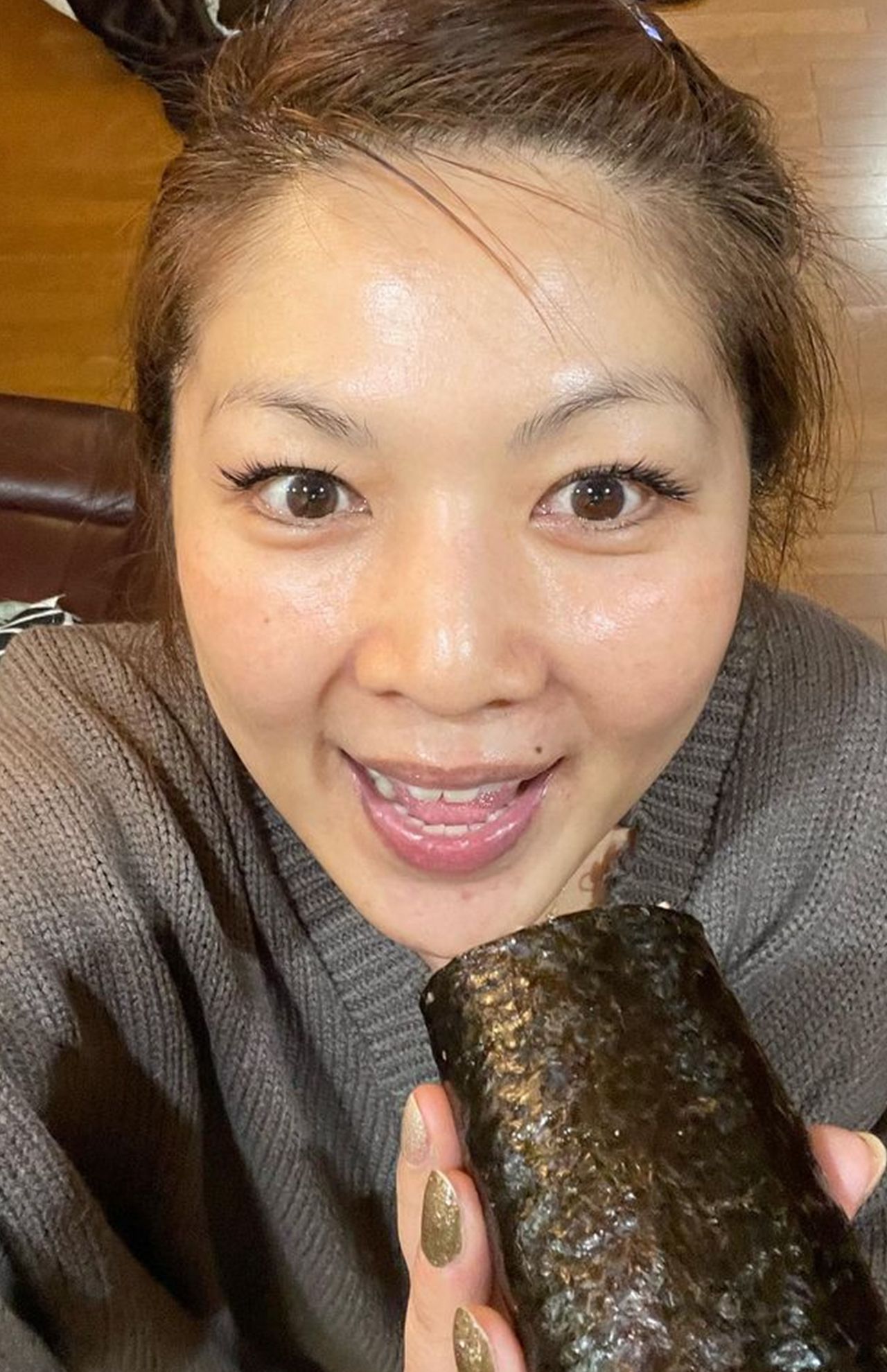 スッピンでも目はバッキバキの飯島直子。飾らない笑顔が愛らしい。まつエクはアイラインの効果も（飯島直子のインスタグラムより）