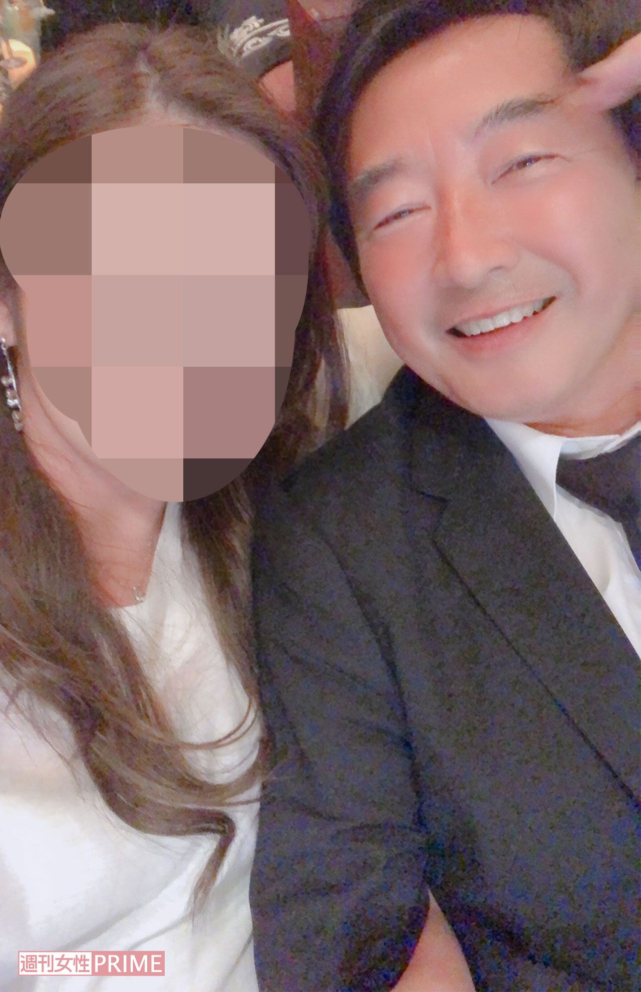 '20年7月19日、B子さんと密着して写真を撮った石田純一。女性と“密”着しているのがわかる