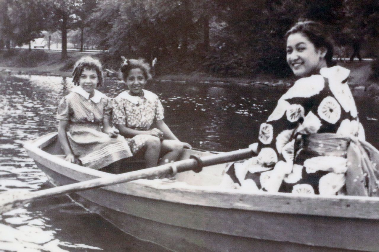 『新しき土』でドイツ訪問後はフランス、アメリカを巡って帰国。アメリカでボートをこぐ写真には10代女子らしさが垣間見える