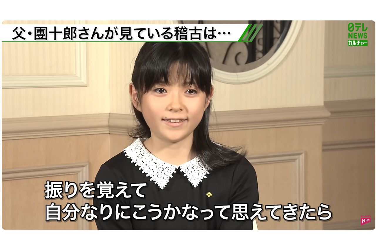 '23年を振り返るというインタビューを受ける「市川ぼたん」こと麗禾ちゃん。顔立ちが麻央さんに似てきた（日テレNEWSカルチャー公式YouTubeより）