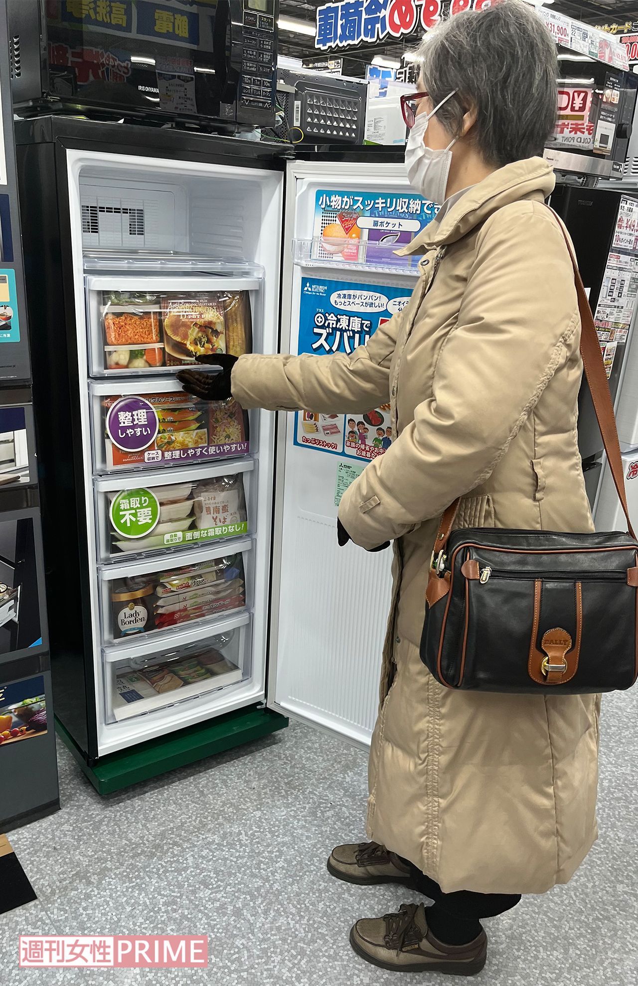 隙間にピッタリの細身サイズが人気の“2台目冷凍庫”